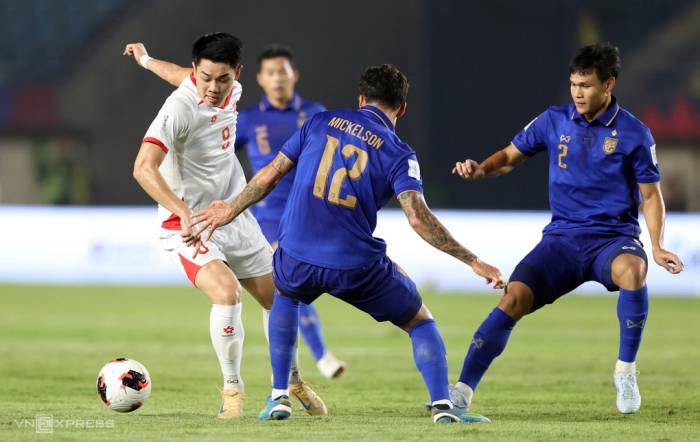 Đình Bắc đi bóng trong trận Việt Nam thua Thái Lan 0 - 2 ở lượt hai bảng B hạng Nhất FIFA ASEAN Cup 2026, trên sân Si Jalak Harupat, Bandung, Indonesia ngày 29/9/2026. Ảnh: Đức Đồng