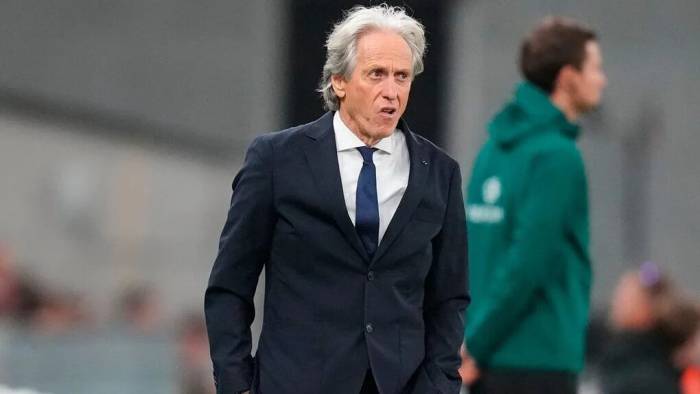 HLV Jorge Jesus chỉ đạo trong trận Bồ Đào Nha thắng Đan Mạch 4-2 trên sân Parken, Copenhagen tối 1/10. Ảnh: Reuters