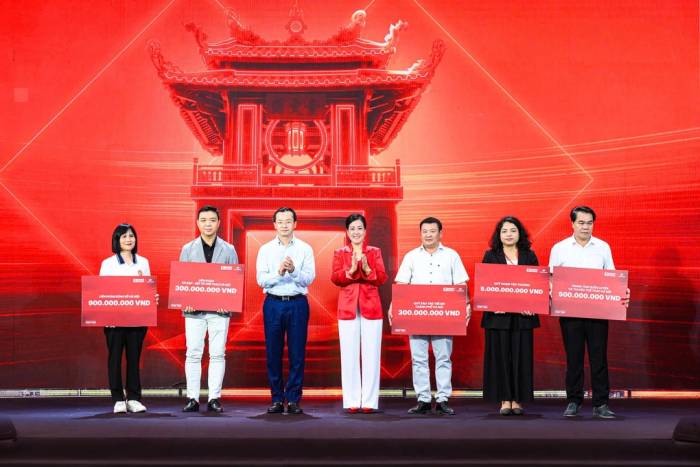 Đại diện Nhà Tài trợ Chiến lược Techcombank, bà Thái Minh Diễm Tú, Giám đốc Khối Tiếp thị (áo đỏ) trao tặng 7 tỷ đồng cho các chương trình an sinh xã hội. Ảnh: Techcombank