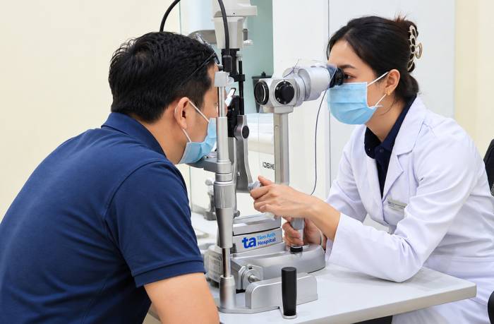 Bác sĩ Nhi soi sinh hiển vi kiểm tra lớp giác mạc cho người bệnh. Ảnh: Bệnh viện Đa khoa Tâm Anh