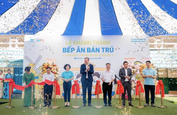 Đại diện De Heus Việt Nam cùng đại diện Quỹ Hy vọng cùng các cán bộ, lãnh đạo địa phương cùng nhà trường cắt băng khánh thành bếp ăn mới. Ảnh: Vy An