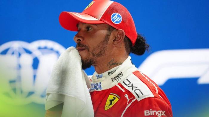 Hamilton thất vọng sau chặng đua Singapore Grand Prix ngày 11/10. Ảnh: Reuters