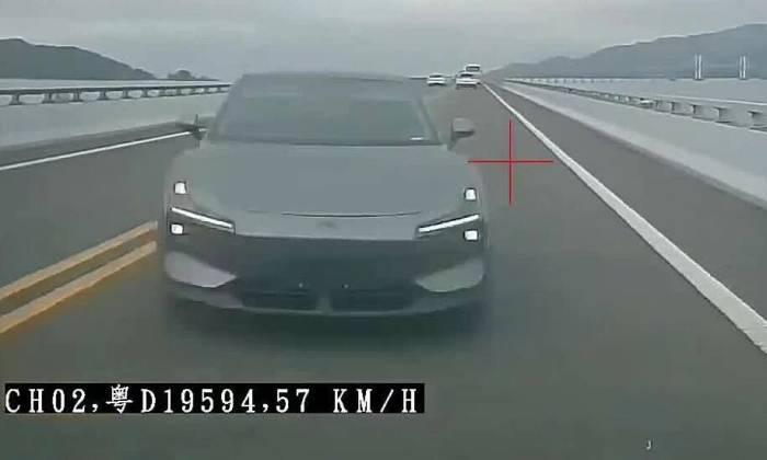 Ôtô lao thẳng vào xe buýt ngược chiều trên cầu
