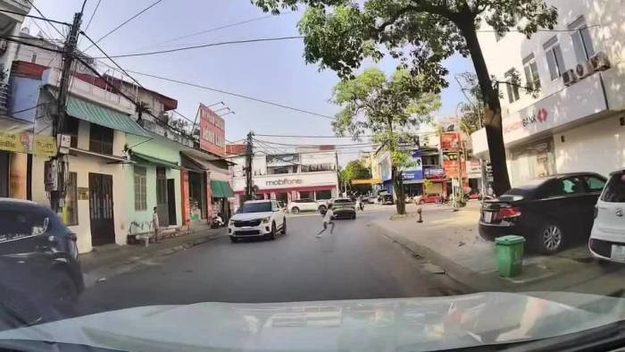 Ôtô phanh gấp tránh hai bé gái chạy ngang đường