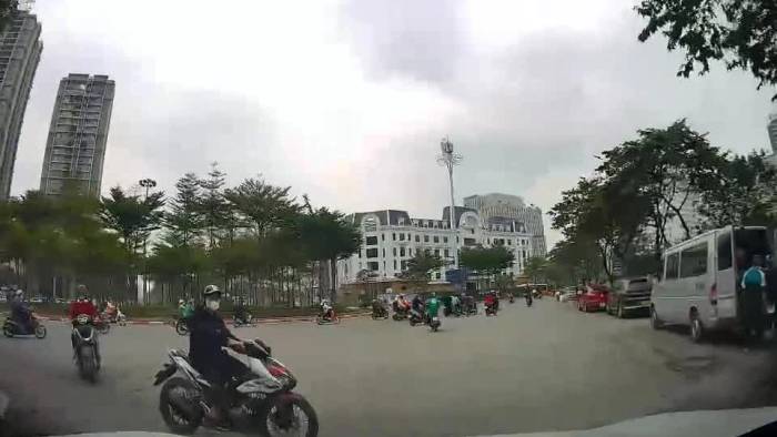 Xe máy đi ngược chiều lao vào đầu ôtô 