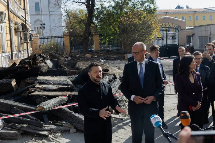 Lãnh đạo hai nước thăm tòa nhà bị phá hủy do không kích tại Viện Hàn lâm Khoa học Ukraine. Ảnh: AFP