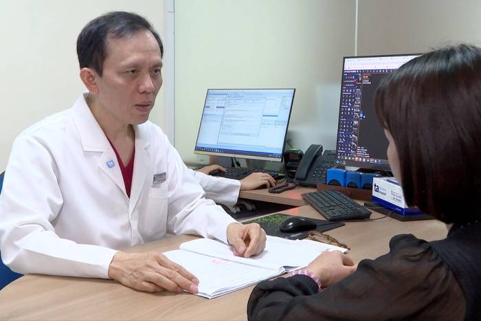 Phó giáo sư Hiền đang tư vấn cho chị Toan. Ảnh: Bệnh viện Đa khoa Tâm Anh