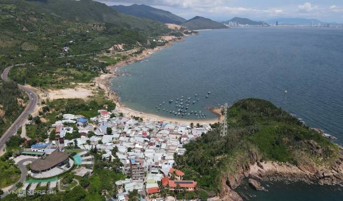 Làng biển du lịch Bãi Xép nằm bên quốc lộ 1D, cách trung tâm Quy Nhơn hơn 10 km. Ảnh: Trần Hóa