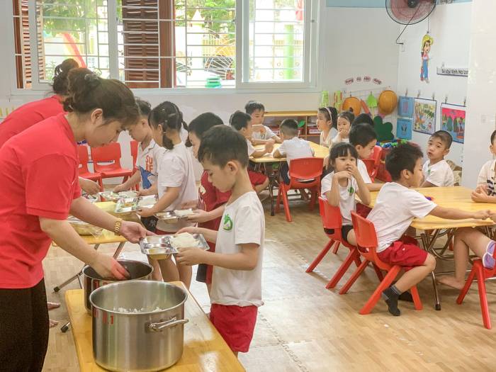 Bữa ăn học đường của học sinh mầm non. Ảnh: Ánh Tuyết