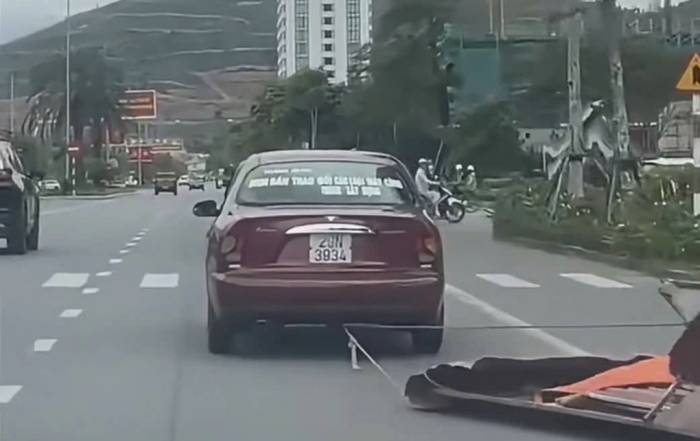 Hình ảnh ô tô kéo tấm tôn gây nguy hiểm được người dân ghi lại. Ảnh: Người dân cung cấp