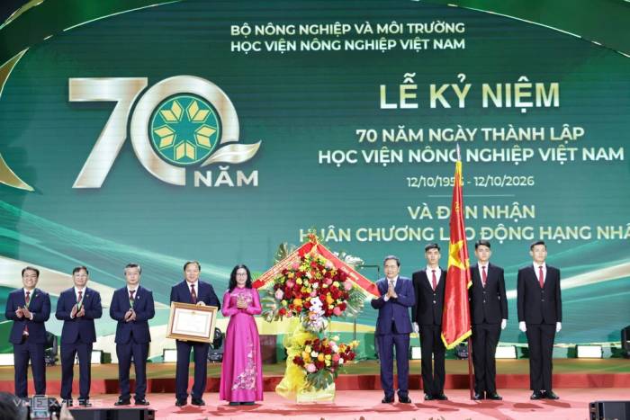 Học viện Nông nghiệp Việt Nam nhận Huân chương Lao động hạng Nhất, sáng 10/10. Ảnh: Thanh Hằng