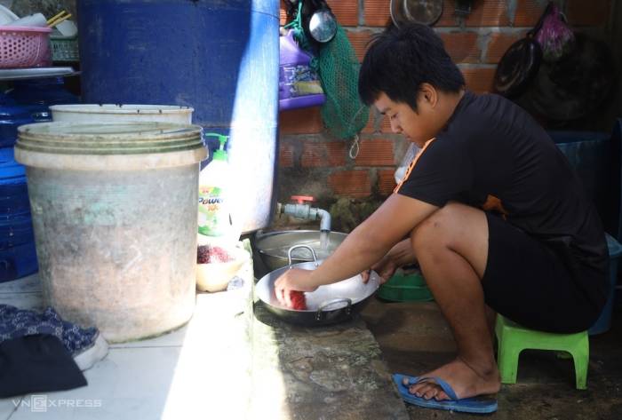Nhiều hộ mua nước sinh hoạt dẫn từ trên núi. Ảnh: Trần Hóa