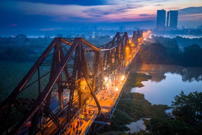 Runner chạy qua cầu Long Biên sáng 4/10. Ảnh: Techcombank