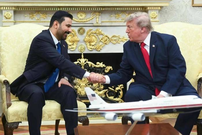 Tổng thống Mỹ Donald Trump bắt tay Thủ tướng Iraq Ali al-Zaidi tại Nhà Trắng ngày 14/7. Ảnh: AFP