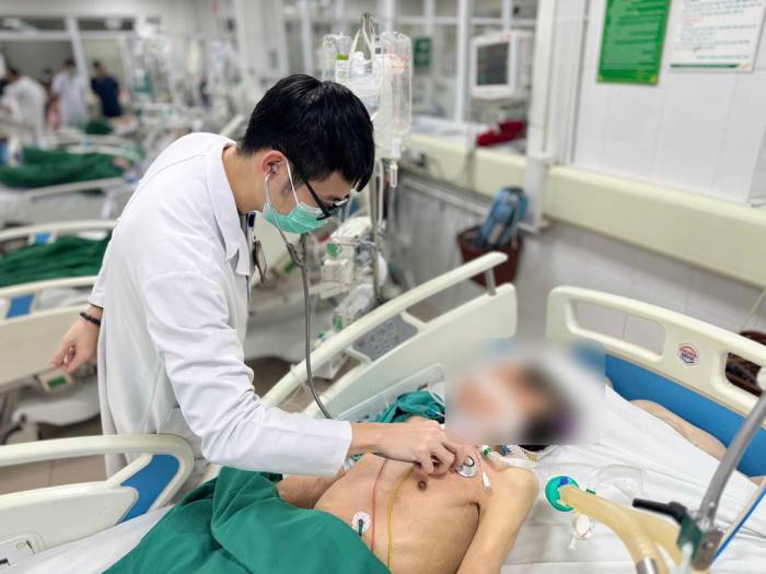 Bệnh nhân 72 tuổi đang được điều trị cúm A, đồng thời điều trị tình trạng nhiễm khuẩn và hỗ trợ hô hấp tích cực tại Bệnh viện Bệnh Nhiệt đới Trung ương. Ảnh: Phòng Công tác xã hội