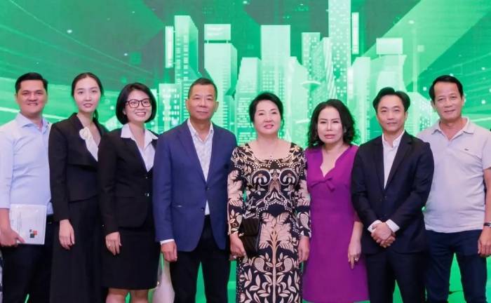 Bà Nguyễn Thị Như Loan (đứng giữa) tại phiên họp cổ đông thường niên của Quốc Cường Gia Lai năm 2025. Ảnh: Website Quốc Cường Gia Lai