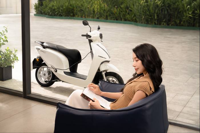 Người dùng kết nối sạc trực tiếp trên xe máy điện Era E1. Ảnh: Dat Bike
