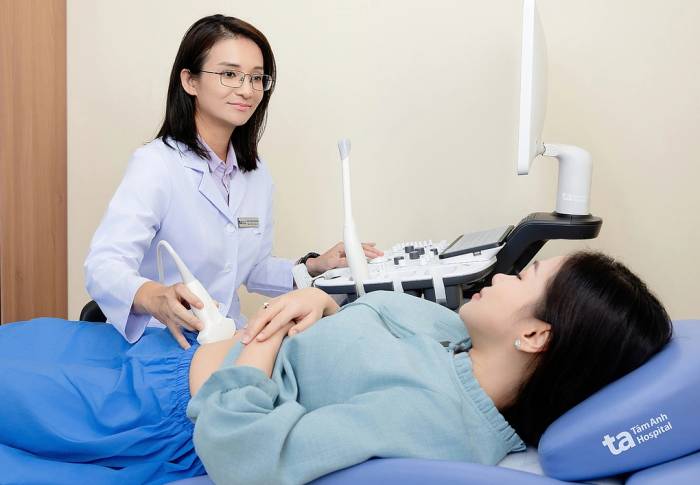 ThS.BS Phan Hà Minh Hạnh kiểm tra sức khỏe sinh sản cho một phụ nữ hiếm muộn. Ảnh minh họa: IVF Tâm Anh