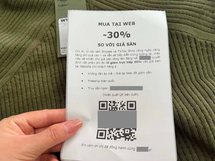 Thông điệp chị Huyền Trân nhận được khi khui gói hàng mua trên Shopee. Ảnh nhân vật cung cấp