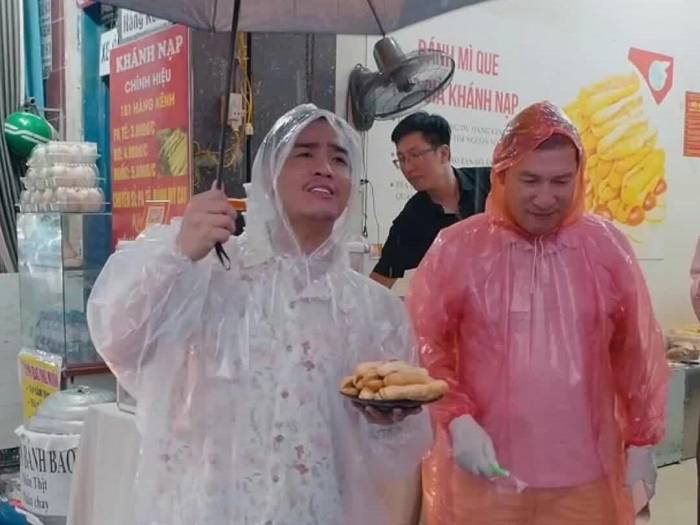 Quang Thắng, Đỗ Duy Nam đội mưa mời bánh mì que
