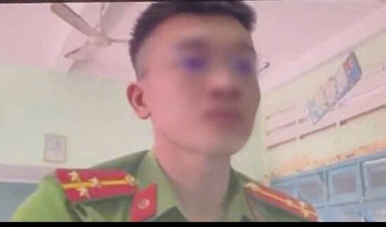 Khi bị hỏi về việc lừa đảo, người giả công an nói không trả lời được, cho biết có người ngồi ở đây và cuộc gọi đang được ghi âm. Ảnh: Phạm Hải
