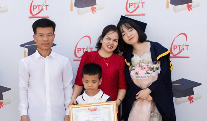 Hạnh bên gia đình trong ngày tốt nghiệp hôm 26/9. Ảnh: NVCC