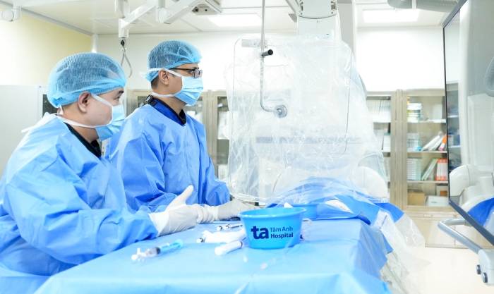 Êkíp can thiệp bít túi phình đang chảy máu cho anh Tiến. Ảnh: Bệnh viện Đa khoa Tâm Anh