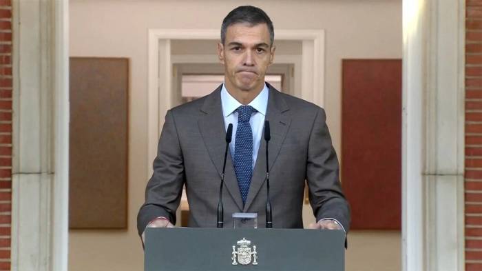 Thủ tướng Tây Ban Nha Pedro Sanchez kêu gọi bầu cử sớm từ Cung điện La Moncloa, Madrid ngày 5/10. Ảnh: AFP