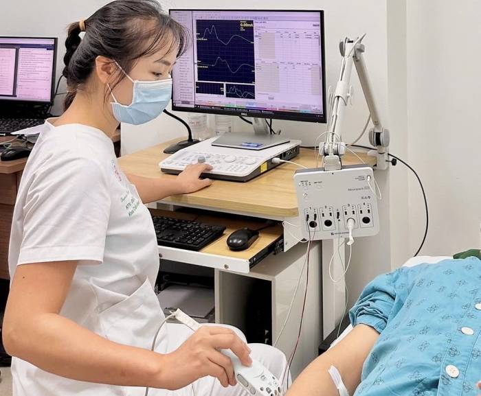 Người bệnh được đo điện thần kinh cơ. Ảnh: Bệnh viện cung cấp