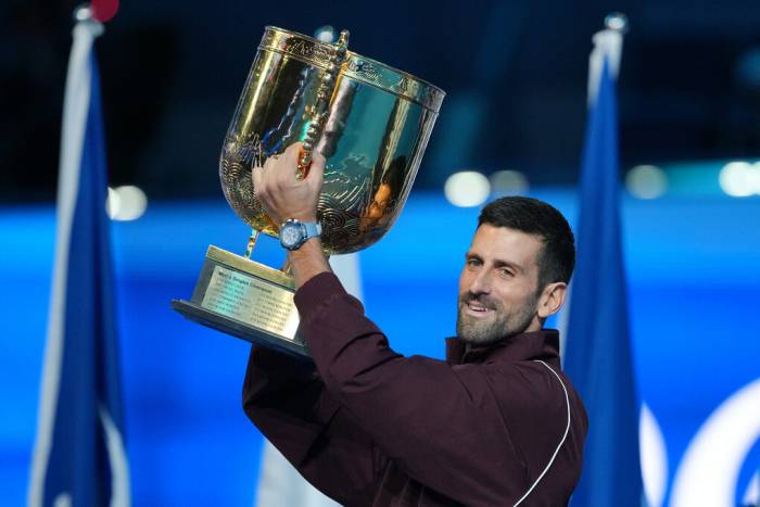 Djokovic nâng cup sau trận chung kết với Alex de Minaur tại Trung Quốc Mở rộng, trên sân Capital Group Diamond thuộc Trung tâm Quần vợt Quốc gia, Bắc Kinh, Trung Quốc ngày 6/10/2026. Ảnh: AP
