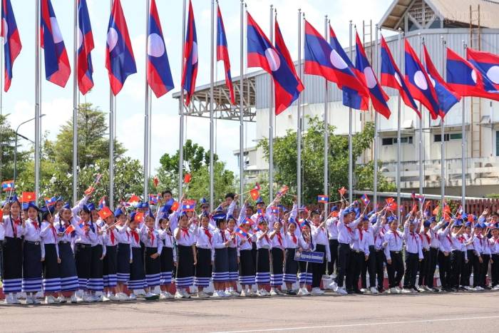 Các em học sinh Lào đón chào Thủ tướng Lê Minh Hưng. Ảnh: chinhphu.vn