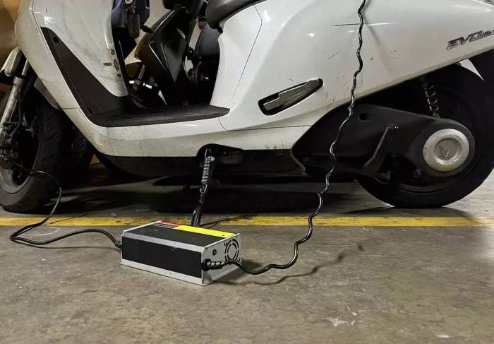 Bộ sạc của một mẫu xe máy điện phổ thông. Ảnh: Phạm Hải