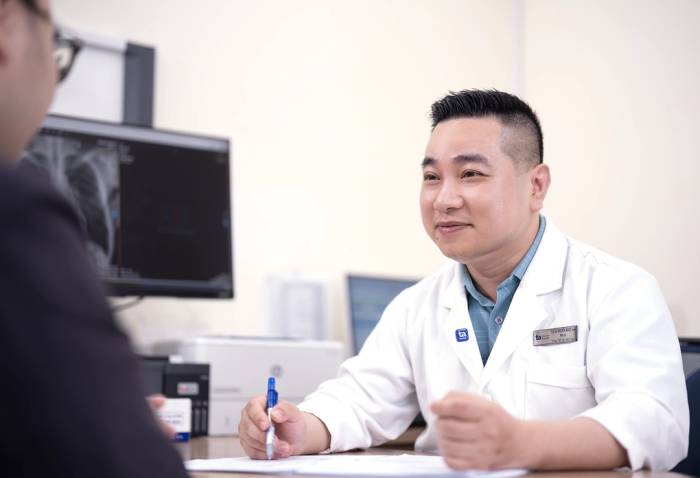 Bác sĩ Tân khám cho bệnh nhân nam. Ảnh: Bệnh viện Đa khoa Tâm Anh