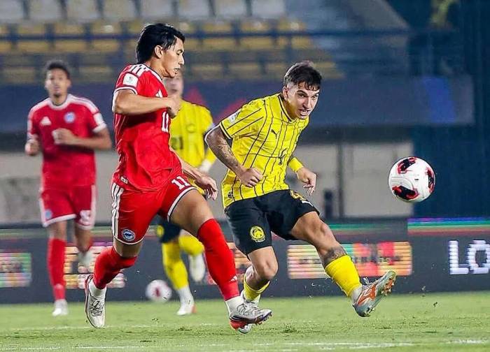 Malaysia (áo vàng) thắng Singapore 6-0 ở lượt cuối bảng A hạng Nhất FIFA ASEAN Cup 2026 trên sân Si Jalak Harupat, Bandung, Indonesia ngày 1/10/2026. Ảnh: MalaysiaNT