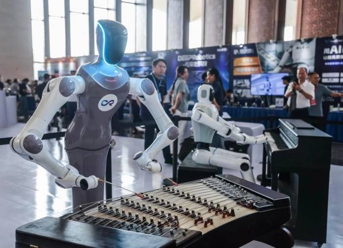 Robot chơi nhạc cụ trong Hội nghị thượng đỉnh Robotop Trung Quốc lần thứ 9 tại Hàng Châu, tỉnh Chiết Giang tháng 9. Ảnh: Tân Hoa Xã