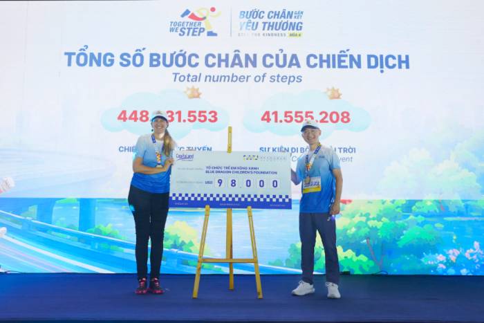 Ông Tan Tze Wooi, Tổng giám đốc CapitaLand Development (Việt Nam), trao tặng gói hỗ trợ 98.000 USD từ Quỹ CHF cho bà Skye Maconachie, đồng Giám đốc Điều hành Tổ chức Trẻ em Blue Dragon, nhằm thúc đẩy giáo dục và phát triển kỹ năng cho trẻ em và thanh thiếu niên yếu thế. Ảnh: CLD