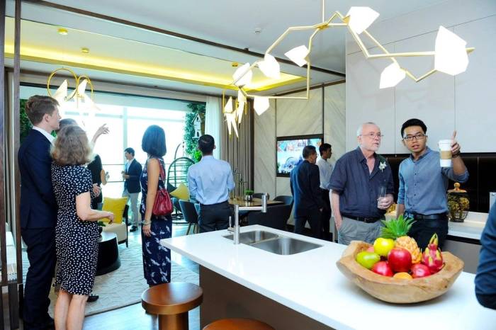 Người nước ngoài tham quan căn hộ mẫu dự án chung cư tại TP HCM. Ảnh: Minh Long