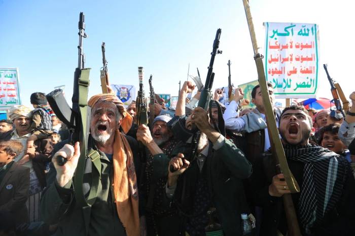 Những người ủng hộ Houthi tham gia một cuộc biểu tình tại thủ đô Sanaa, Yemen, ngày 9/10 nhằm phản đối Arab Saudi can thiệp quân sự vào nước này. Ảnh: AFP