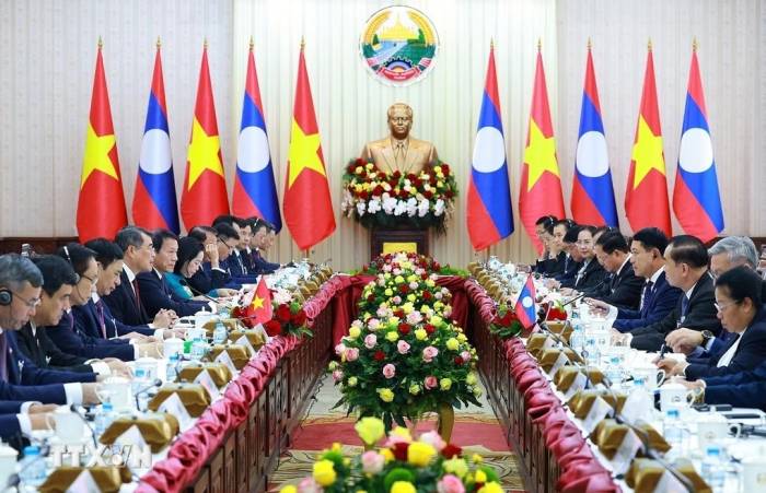 Thủ tướng Lê Minh Hưng và Thủ tướng Lào Saleumxay Kommasith hội đàm. (Ảnh: Dương Giang/TTXVN)