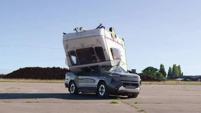 Toyota cho thùng xe caravan đè trúng bán tải điện Hilux