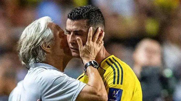 HLV Jesus ôm Ronaldo khi cả hai còn làm việc ở CLB Al Nassr. Ảnh: AFP
