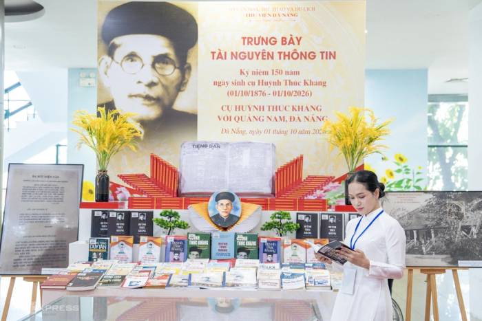 Nhiều tài liệu về chí sĩ Huỳnh Thúc Kháng được người dân tìm hiểu nhân dịp 150 năm ngày sinh của Cụ. Ảnh: Nguyễn Đông