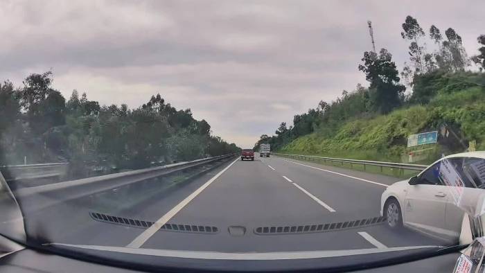 Đi 97 km/h bị 'chèn đầu' trên cao tốc - ai sai khi xảy ra tai nạn?
