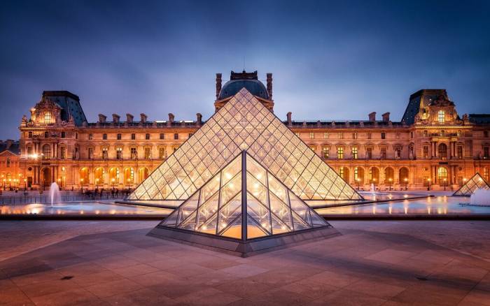Kim tự tháp kính tại Paris, Pháp. Ảnh: Onelifetours.ca