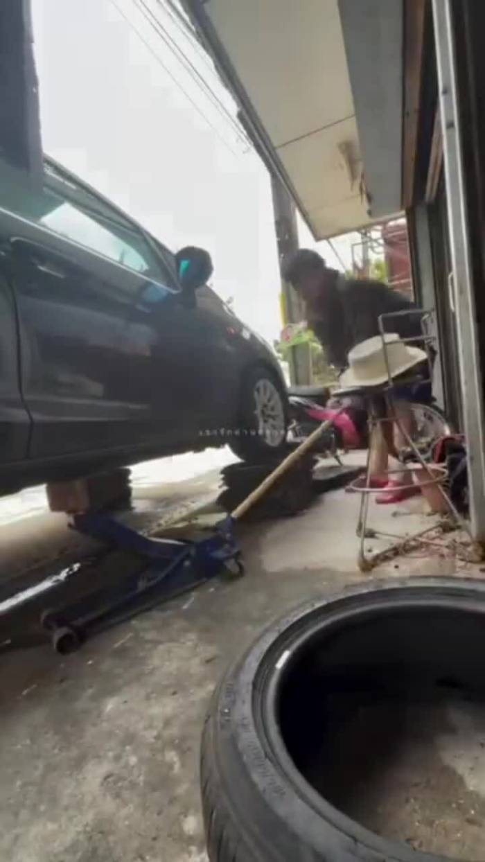 Nâng ôtô lên bệ đỡ để tránh lụt