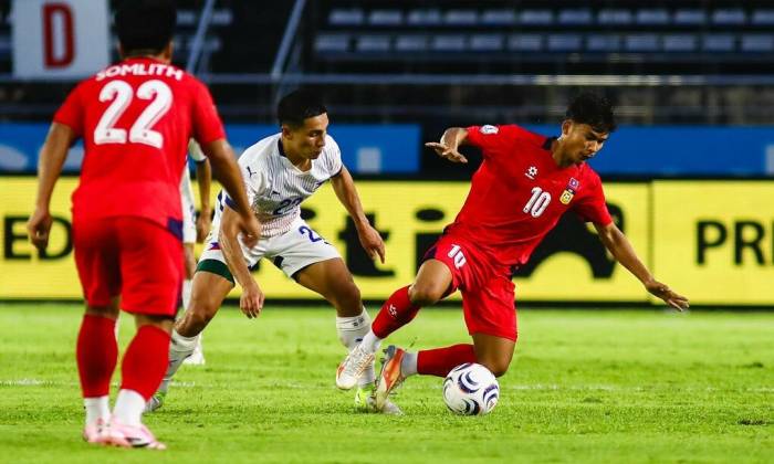 Tiền đạo Soukphachan Lueanthala (số 10) trong trận Lào gặp Philippines ở vòng bảng ASEAN Cup 2026. Anh: LFF
