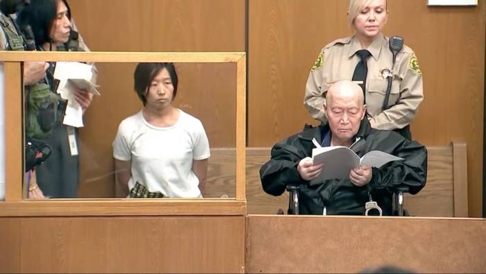 Guojun Xuan (phải), 66 tuổi, và vợ Silvia Zhang, 39 tuổi, trình diện tại tòa án Pasadena ngày 6/10. Ảnh: KABC
