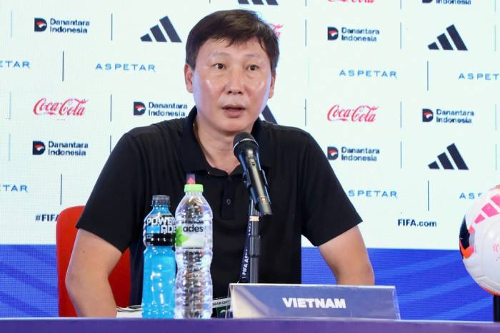 HLV Kim dự họp báo sau khi Việt Nam thua Malaysia 0-2 trong trận tranh giải Ba FIFA ASEAN Cup 2026 trên sân Bung Karno, Jakarta, Indonesia chiều 5/10. Ảnh: Hai Tư