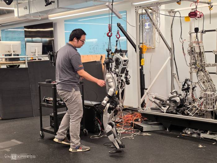 Một kỹ sư đang kiểm tra và tương tác với một robot hình người tại AMBER Lab - phòng thí nghiệm nghiên cứu chuyên sâu về robot chuyển động hai chân tại viện Caltech, Mỹ, tháng 9/2026. Ảnh: Lưu Quý
