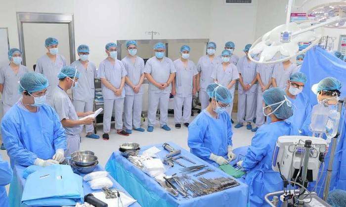 Y bác sĩ cúi đầu tri ân trước khi thực hiện lấy mô tạng ghép. Ảnh: Thanh Xuân